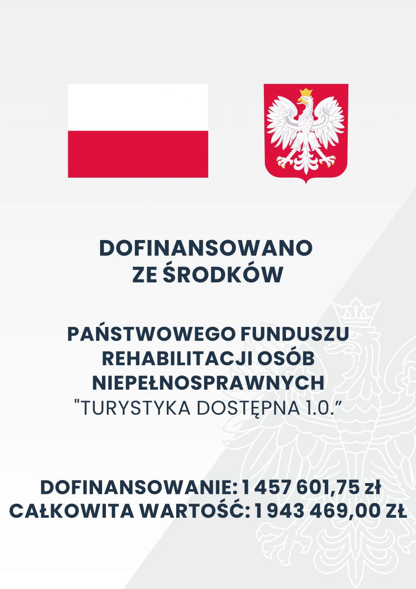 plakat informacyjny z funduszów celowych  o dofinasowaniu projektu Turystyka Dostępna, widnieje nazwa projektu, kwota dofinansowania i nazwa podmiotu dofinasowującego oraz flaga i godło Polski 